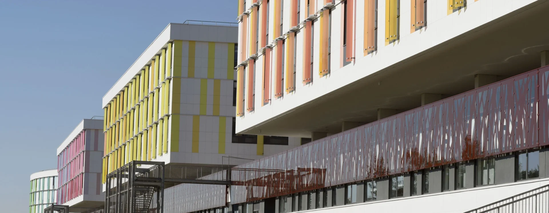 Image extérieur des différents façades des bâtiments colorés du CHU d'Orléans