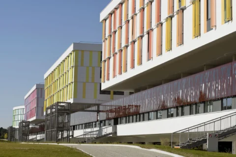 Image extérieur des différents façades des bâtiments colorés du CHU d'Orléans
