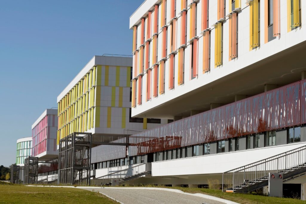 Vue générale du Nouvel Hôpital d’Orléans  - Agrandir l'image, fenêtre modale