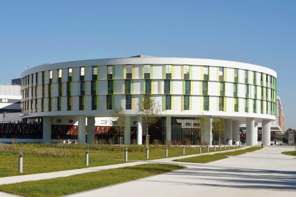 Voie d’accès et entrée principale du Nouvel Hôpital d’Orléans  - Agrandir l'image, fenêtre modale