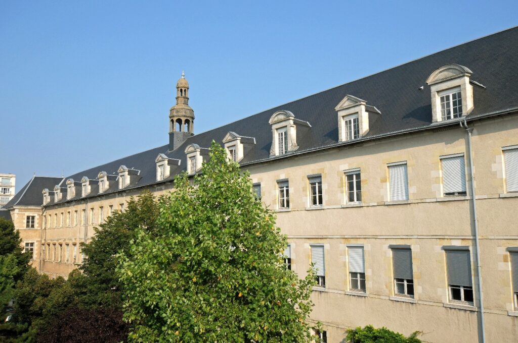 Façade méridionale et principale de l’Hôpital Général.  - Agrandir l'image, fenêtre modale