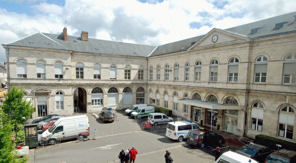 L’entrée principale de l’hôtel-Dieu et son service des urgences via la rue Porte Madeleine  - Agrandir l'image, fenêtre modale