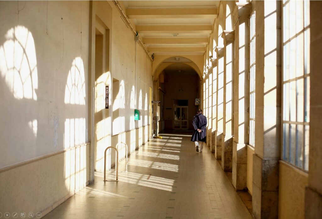 Vue du cloître de l’hôtel-Dieu  - Agrandir l'image, fenêtre modale