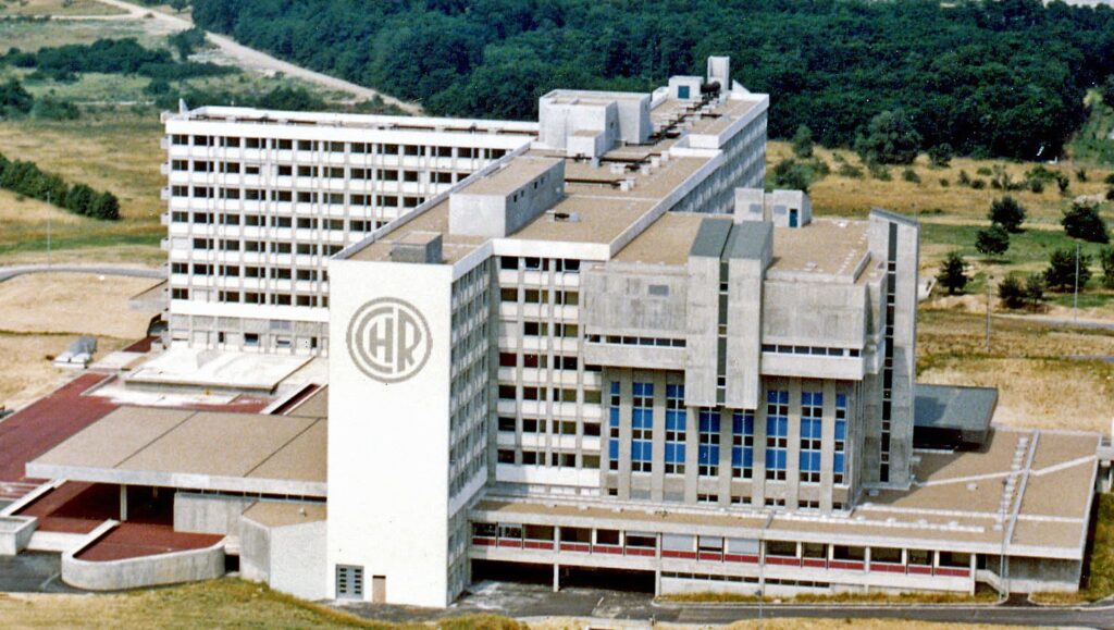 Vue aérienne de l’hôpital de La Source en 1975, peu avant son ouverture  - Agrandir l'image, fenêtre modale