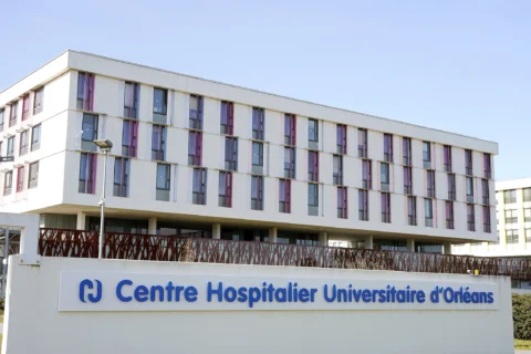 Image extérieur de l'enseigne du CHU d'Orléans